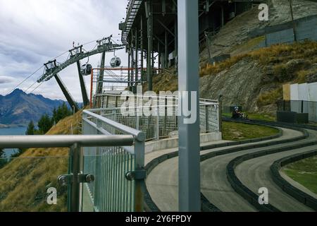 Skyline Queenstown télécabine, Île du Sud, Nouvelle-Zélande - piste de luge et téléphérique commençant la descente du sommet de la montagne surplombant le lac Wakatipu Banque D'Images