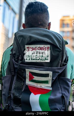 San Diego, États-Unis. 24 septembre 2024. Un manifestant est attentif lors d'un rassemblement de cessez-le-feu organisé par plusieurs organisations de défense après que les frappes aériennes israéliennes sur la banlieue sud de Beyrouth, au Liban, ont coûté la vie à 550 personnes. (Photo de Jacob Lee Green/Sipa USA) crédit : Sipa USA/Alamy Live News Banque D'Images