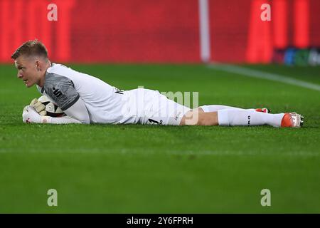 Essen, Allemagne. 25 septembre 2024. Fussball 3. Liga 7. Spieltag Rot-Weiss Essen - Borussia Dortmund II AM 25.09.2024 im Stadion an der Hafenstrasse in Essen Jakob Golz ( Essen ) la réglementation DFB interdit toute utilisation de photographies comme séquences d'images et/ou quasi-vidéo. Foto : Revierfoto crédit : ddp Media GmbH/Alamy Live News Banque D'Images