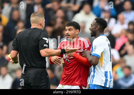 Arbitre, Robert Jones a des mots avec Morgan Gibbs-White de Nottingham Forest lors du match de premier League entre Brighton et Hove Albion et Nottingham Forest au American Express Community Stadium, Brighton et Hove le dimanche 22 septembre 2024. (Photo : Jon Hobley | mi News) crédit : MI News & Sport /Alamy Live News Banque D'Images