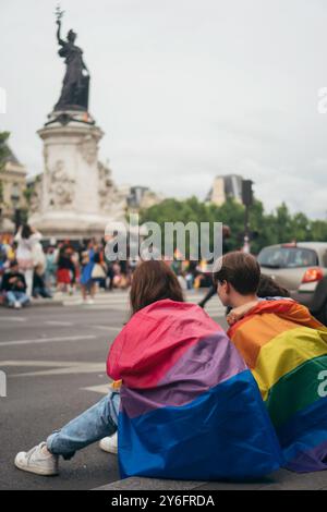 Jeunes activistes avec des drapeaux de fierté lors de la parade Gay à Paris Banque D'Images