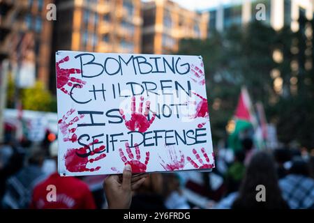 San Diego, États-Unis. 24 septembre 2024. Un manifestant tient une pancarte pendant un rassemblement de cessez-le-feu organisé par plusieurs organisations de défense après que les frappes aériennes israéliennes sur la banlieue sud de Beyrouth, au Liban, ont coûté la vie à 550 personnes. (Photo de Jacob Lee Green/Sipa USA) crédit : Sipa USA/Alamy Live News Banque D'Images