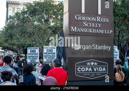 San Diego, États-Unis. 24 septembre 2024. Les manifestants sont attentifs lors d'un rassemblement de cessez-le-feu organisé par plusieurs organisations de défense après que les frappes aériennes israéliennes sur la banlieue sud de Beyrouth, au Liban, ont coûté la vie à 550 personnes. (Photo de Jacob Lee Green/Sipa USA) crédit : Sipa USA/Alamy Live News Banque D'Images