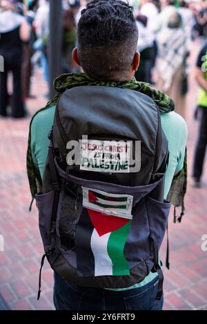 San Diego, États-Unis. 24 septembre 2024. Un manifestant est attentif lors d'un rassemblement de cessez-le-feu organisé par plusieurs organisations de défense après que les frappes aériennes israéliennes sur la banlieue sud de Beyrouth, au Liban, ont coûté la vie à 550 personnes. (Photo de Jacob Lee Green/Sipa USA) crédit : Sipa USA/Alamy Live News Banque D'Images