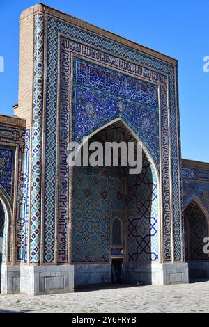 Samarcande, Ouzbékistan - 10 septembre 2024 : cour dans la Madrasah Tilya-Kori sur la place du Registan. La ville antique fait partie du patrimoine mondial de l'UNESCO Banque D'Images