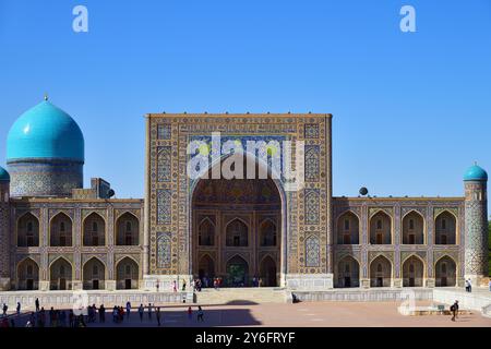 Samarcande, Ouzbékistan - 10 septembre 2024 : Madrasah Tilya-Kori sur la place du Registan. La ville antique fait partie du patrimoine mondial de l'UNESCO Banque D'Images