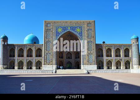 Samarcande, Ouzbékistan - 10 septembre 2024 : Madrasah Tilya-Kori sur la place du Registan. La ville antique fait partie du patrimoine mondial de l'UNESCO Banque D'Images