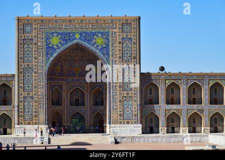 Samarcande, Ouzbékistan - 10 septembre 2024 : Madrasah Tilya-Kori sur la place du Registan. La ville antique fait partie du patrimoine mondial de l'UNESCO Banque D'Images