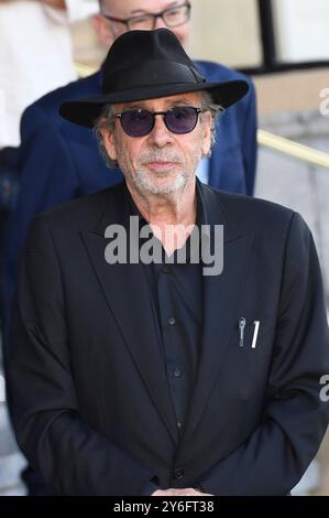 Tim Burton BEI der Ankunft am Hotel Maria Cristina auf dem 72. Internationalen Filmfestival San Sebastian / Festival Internacional de Cine de San Sebastian. San Sebastian, 25.09.2024 *** Tim Burton arrivée à l'Hôtel Maria Cristina au 72ème Festival International du film de San Sebastian Internacional de Cine de San Sebastian San Sebastian, 25 09 2024 Foto:XC.xNiehausx/xFuturexImagex bellucci burton 4912 Banque D'Images