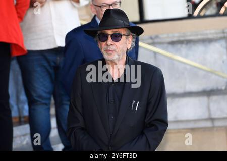 Tim Burton BEI der Ankunft am Hotel Maria Cristina auf dem 72. Internationalen Filmfestival San Sebastian / Festival Internacional de Cine de San Sebastian. San Sebastian, 25.09.2024 *** Tim Burton arrivée à l'Hôtel Maria Cristina au 72ème Festival International du film de San Sebastian Internacional de Cine de San Sebastian San Sebastian, 25 09 2024 Foto:XC.xNiehausx/xFuturexImagex bellucci burton 4913 Banque D'Images