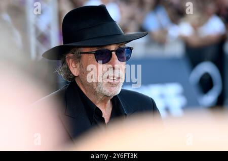 Tim Burton BEI der Ankunft am Hotel Maria Cristina auf dem 72. Internationalen Filmfestival San Sebastian / Festival Internacional de Cine de San Sebastian. San Sebastian, 25.09.2024 *** Tim Burton arrivée à l'Hôtel Maria Cristina au 72ème Festival International du film de San Sebastian Internacional de Cine de San Sebastian San Sebastian, 25 09 2024 Foto:XC.xNiehausx/xFuturexImagex bellucci burton 4914 Banque D'Images