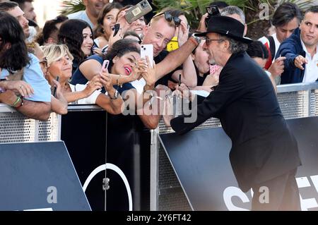 Tim Burton BEI der Ankunft am Hotel Maria Cristina auf dem 72. Internationalen Filmfestival San Sebastian / Festival Internacional de Cine de San Sebastian. San Sebastian, 25.09.2024 *** Tim Burton arrivée à l'Hôtel Maria Cristina au 72ème Festival International du film de San Sebastian Internacional de Cine de San Sebastian San Sebastian, 25 09 2024 Foto:XC.xNiehausx/xFuturexImagex bellucci burton 4911 Banque D'Images