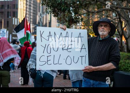 San Diego, États-Unis. 24 septembre 2024. Un manifestant exprime ses doléances auprès de l'administration Biden-Harris lors d'un rassemblement de cessez-le-feu organisé par plusieurs organisations de défense après que les frappes aériennes israéliennes sur la banlieue sud de Beyrouth, au Liban, ont coûté la vie à 550 personnes. (Photo de Jacob Lee Green/Sipa USA) crédit : Sipa USA/Alamy Live News Banque D'Images