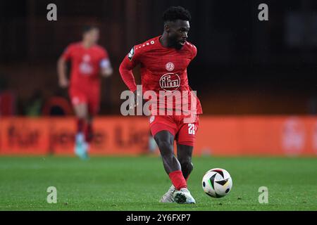 Essen, Allemagne. 25 septembre 2024. Fussball 3. Liga 7. Spieltag Rot-Weiss Essen - Borussia Dortmund II AM 25.09.2024 im Stadion an der Hafenstrasse in Essen Aurel Loubongo ( Essen ) la réglementation DFB interdit toute utilisation de photographies comme séquences d'images et/ou quasi-vidéo. Foto : Revierfoto crédit : ddp Media GmbH/Alamy Live News Banque D'Images