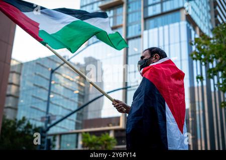 San Diego, Californie, États-Unis. 24 septembre 2024. Un manifestant est attentif lors d'un rassemblement de cessez-le-feu organisé par plusieurs organisations de défense après que les frappes aériennes israéliennes sur la banlieue sud de Beyrouth, au Liban, ont coûté la vie à 550 personnes. (Crédit image : © Jake Lee Green/ZUMA Press Wire) USAGE ÉDITORIAL SEULEMENT! Non destiné à UN USAGE commercial ! Banque D'Images