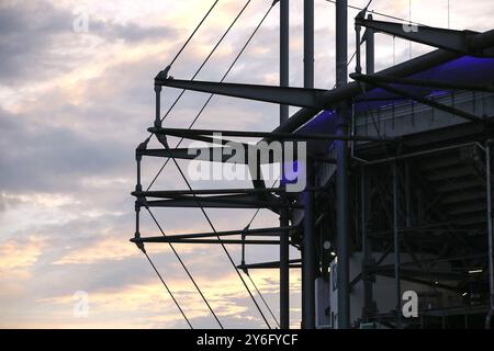 Hambourg, Allemagne. 25 septembre 2024. Football, Europa League, tour préliminaire, journée 1, Dynamo Kiev - Lazio Roma, Volksparkstadion : coucher de soleil derrière le toit du stade. Crédit : Claus Bergmann/dpa/Alamy Live News Banque D'Images