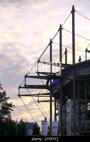 Hambourg, Allemagne. 25 septembre 2024. Football, Europa League, tour préliminaire, journée 1, Dynamo Kiev - Lazio Roma, Volksparkstadion : coucher de soleil derrière le toit du stade. Crédit : Claus Bergmann/dpa/Alamy Live News Banque D'Images