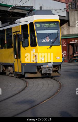 Berlin, Allemagne, juillet 27 2009, Un tramway jaune vif emprunte les voies de l'Alexanderplatz à Berlin, soulignant l'efficacité des transports publics de la ville Banque D'Images