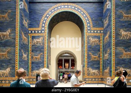 Berlin, Allemagne, 24 juillet 2009, les visiteurs admirent la superbe porte Ishtar de Babylone, une remarquable structure ancienne exposée dans le musée de Pergame à Berlin Banque D'Images