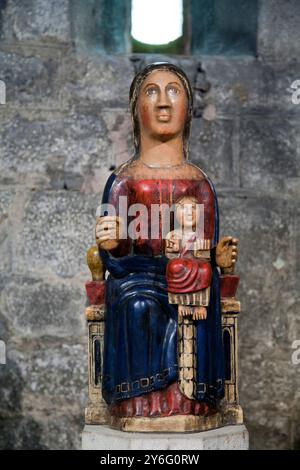 Barcelone, Espagne, 4 septembre 2008, cette sculpture représente la Vierge Marie tenant l'enfant Jésus, mettant en valeur des détails complexes du monastère de BARC Banque D'Images