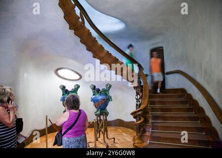 Barcelone, Espagne, le 4 septembre 2008, les visiteurs admirent l'escalier et le hall uniques de Casa Batlló, mettant en valeur l'éclat architectural de Gaudís à Barcelone. Banque D'Images