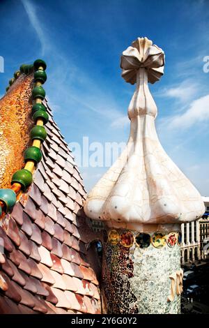 Barcelone, Espagne, 4 septembre 2008, Découvrez les caractéristiques uniques en céramique qui ornent le toit de Casa Batlló à Barcelone, mettant en valeur Gaudís architecte distinctif Banque D'Images