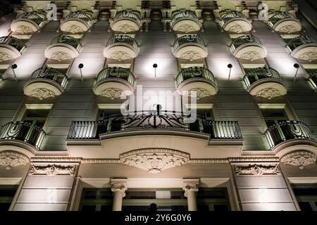 Barcelone, Espagne, 4 septembre 2008, la façade magnifiquement illuminée de l’Hôtel Majestic met en valeur l’élégance architecturale sur le Paseo de Gracia pendant le NIG Banque D'Images