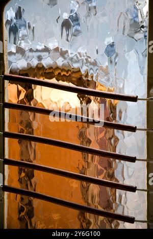 Barcelone, Espagne, 4 septembre 2008, à travers le verre dépoli, une lumière chaude illumine les motifs complexes de Casa Batlló, mettant en valeur la signature Gaudís Sty Banque D'Images