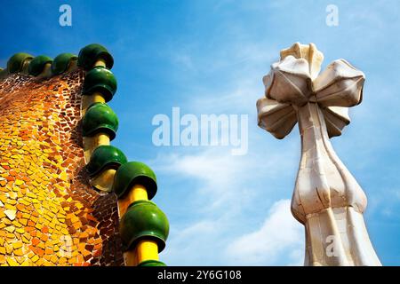 Barcelone, Espagne, 4 septembre 2008, des décorations en céramique colorées ornent le toit de la Casa Batlló, mettant en valeur le style architectural unique de Gaudís sous un cercle Banque D'Images