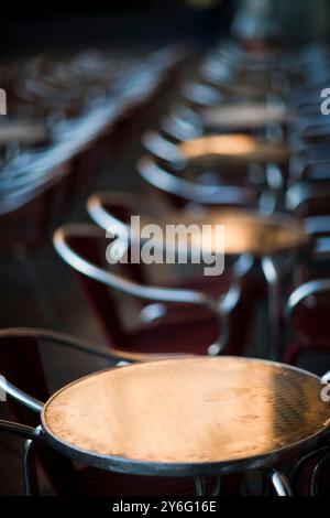 Les façades ocres du Salamancas Plaza Mayor scintillent tandis que la lumière du matin touche les tables du bar, créant une atmosphère chaleureuse et accueillante. Banque D'Images