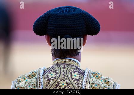 Séville, Espagne, 15 août 2008, Luis de Pauloba se tient dos à la foule dans les arènes emblématiques de Séville, préparant le prochain événement. Banque D'Images