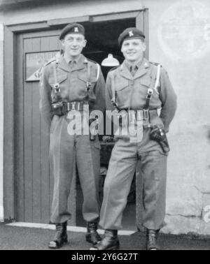 Soldats du 3e Carabinier avec revolvers Enfield No.2 en étui, c. 1950s. Banque D'Images