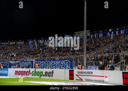 Muenchen, Deutschland. 25 septembre 2024. Die Loewenfans in der Westkurve. GER, TSV 1860 Muenchen gegen Hannover 96 II U23, Fussball, 3. Bundesliga, 7. Spieltag, saison 2024/2025, 25.09.2024. (LA RÉGLEMENTATION DFB DU DFL INTERDIT TOUTE UTILISATION DE PHOTOGRAPHIES COMME SÉQUENCES D'IMAGES ET/OU QUASI-VIDÉO). Foto : Eibner-Pressefoto/Heike Feiner crédit : dpa/Alamy Live News Banque D'Images