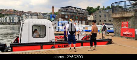 Clients attendant le petit ferry de passagers à travers le port flottant de Bristol, ouest de l'Angleterre, Royaume-Uni. 2024 Banque D'Images