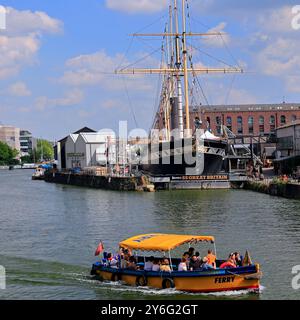 Petit ferry de passagers passe par la SS Grande-Bretagne, Bristol, Ouest de l'Angleterre, Royaume-Uni. 2024 Banque D'Images