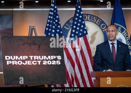 Washington, États-Unis d'Amérique. 25 septembre 2024. Le leader minoritaire de la Chambre des États-Unis Hakeem Jeffries (démocrate de New York) lors de sa conférence de presse hebdomadaire au Capitole à Washington, DC le jeudi 25 septembre 2024. Crédit : Annabelle Gordon/CNP/Sipa USA crédit : Sipa USA/Alamy Live News Banque D'Images