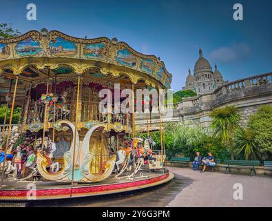 09 25 2024 - Paris, France. Carrousel rétro de Saint-Pierre à Montmartre devant la basilique du Sacré-cœur Banque D'Images