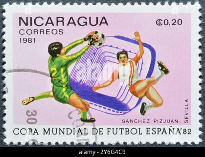 Timbre-poste oblitéré imprimé par le Nicaragua, qui montre Sánchez Pizjuán, Séville et promeut la Coupe du monde en Espagne en 1982, vers 1981. Banque D'Images