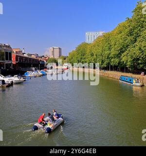 Trois personnes dans un dingy en caoutchouc, port flottant de Bristol, ouest de l'Angleterre, Royaume-Uni. 2024 Banque D'Images