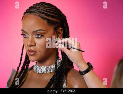 Non exclusif : Oh na na, quel est son nom? Rihanna est le nom qui est toujours sur le sable à lèvres de tout le monde en l’honneur de la chanteuse devenue magnat, Madame Tussau Banque D'Images