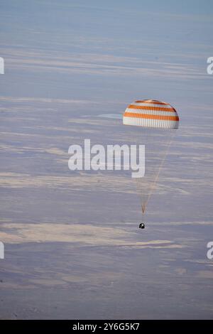 Zhezkazgan, Kazakhstan. 23 septembre 2024. Le vaisseau Soyouz MS-25 dérive vers la Terre après avoir déployé la goulotte d'atterrissage dans une zone reculée, le 23 septembre 2024 près de la ville de Zhezkazgan, au Kazakhstan. L'astronaute de la NASA Tracy Caldwell Dyson, les cosmonautes de Roscosmos Oleg Kononenko et Nikolai Chub sont revenus sains et saufs de la Station spatiale internationale. Crédit : Pavel Shvets/NASA/GCTC/Alamy Live News Banque D'Images