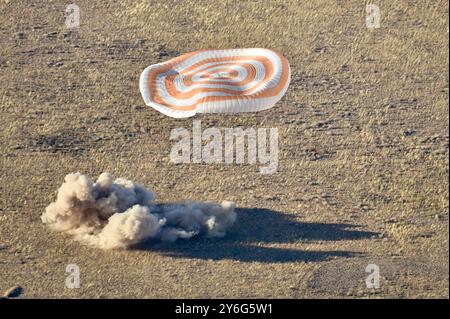 Zhezkazgan, Kazakhstan. 23 septembre 2024. Le vaisseau Soyouz MS-25 atterrit dans une zone reculée, le 23 septembre 2024 près de la ville de Zhezkazgan, au Kazakhstan. L'astronaute de la NASA Tracy Caldwell Dyson, les cosmonautes de Roscosmos Oleg Kononenko et Nikolai Chub sont revenus sains et saufs de la Station spatiale internationale. Crédit : Pavel Shvets/NASA/GCTC/Alamy Live News Banque D'Images