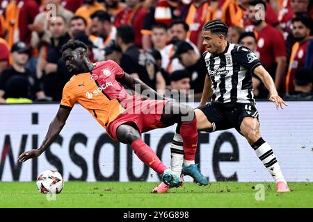 ISTANBUL - (de gauche à droite) Davinson Sanchez de Galatasaray SK, Taison de PAOK Saloniki lors du match de l'UEFA Europa League entre Galatasaray SK et PAOK FC au stade Ali Sami Yen Spor Kompleksi le 25 septembre 2024 à Istanbul, Turquie. ANP | Hollandse Hoogte | GERRIT VAN KEULEN Banque D'Images