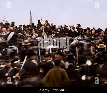 Adresse de Lincoln à Gettysburg. Abraham Lincoln (au centre) lors de la dédicace du cimetière national des soldats à Gettysburg, Pennsylvanie, prise vers midi, le 19 novembre 1863. Une des deux seules photos confirmées de Lincoln ; il a parlé environ trois heures plus tard. La gauche de Lincoln est le garde du corps Ward Hill Lamon. À son extrême gauche se trouve le gouverneur Andrew G. Curtin de Pennsylvanie. Photo est une réimpression d'un petit détail d'une photo, plaque de verre négatif, montrant la foule rassemblée pour la dédicace du cimetière national des soldats à Gettysburg, où le président Abraham Lincoln a prononcé son discours maintenant célèbre, th Banque D'Images