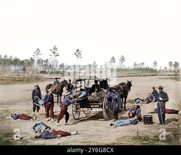 Il effectue un exercice ambulancier au quartier général de l'armée du Potomac, près de Brandy Station, en Virginie., mars 1864. L'équipage de l'ambulance Zouave démontrant le retrait des soldats blessés du champ. Photographié par William Frank Browne. Négatif en verre, stéréographe, collodion humide. Mes recherches personnelles suggèrent que les soldats montrés ici sont du 114th Pennsylvania Regiment. Le patch de poignet distinctif et la broderie de pantalon autour de la zone de poche est la raison de cette conclusion. Banque D'Images