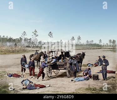 Il effectue un exercice ambulancier au quartier général de l'armée du Potomac, près de Brandy Station, en Virginie., mars 1864. Sky remplacé. L'équipage de l'ambulance Zouave démontrant le retrait des soldats blessés du champ. Photographié par William Frank Browne. Négatif en verre, stéréographe, collodion humide. Mes recherches personnelles suggèrent que les soldats montrés ici sont du 114th Pennsylvania Regiment. Le patch de poignet distinctif et la broderie de pantalon autour de la zone de poche est la raison de cette conclusion. Banque D'Images