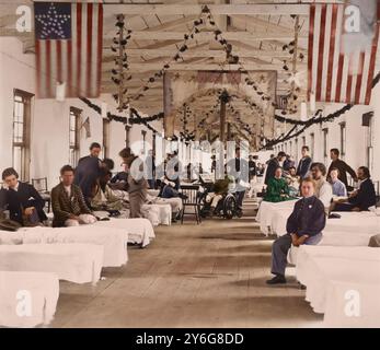 Hôpital Armory Square, Washington. Créé entre 1863 et 65. Photographe inconnu. Anciennement attribué à Mathew Brady. Après la première bataille terrestre à Bull Run, l'Union et la Confédération voient le besoin de grands hôpitaux. Le président des États confédérés Jefferson Davis agit en premier et commence la construction de cinq hôpitaux près de Richmond, en Virginie, en 1861 ; le plus grand d'entre eux, Chimborazo, aurait traité environ soixante-seize mille patients pendant la guerre. Dans le Nord, la construction ne commença qu'en 1862, mais en deux ans, le président Lincoln fit construire 187 hôpitaux généraux, dont 1 Banque D'Images