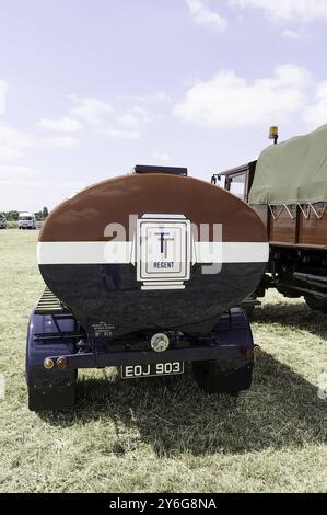 Un camion-citerne Austin 1939 étiqueté Regent est exposé au Ackworth Classic Vehicle Rally, West Yorkshire UK en 2005 Banque D'Images