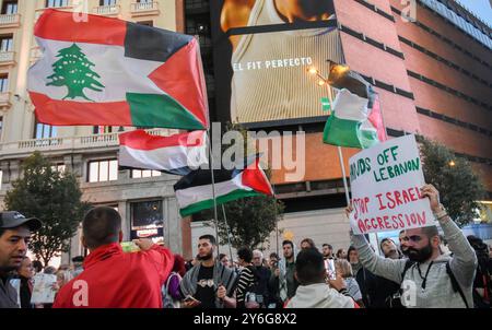 Madrid, Madrid, ESPAGNE. 25 septembre 2024. Des centaines de personnes manifestent sur la place Callao de Madrid contre les attaques israéliennes contre le Liban (crédit image : © Richard Zubelzu/ZUMA Press Wire) USAGE ÉDITORIAL SEULEMENT! Non destiné à UN USAGE commercial ! Banque D'Images