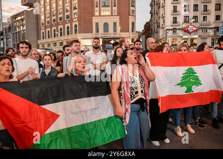 Madrid, Madrid, ESPAGNE. 25 septembre 2024. Des centaines de personnes manifestent sur la place Callao de Madrid contre les attaques israéliennes contre le Liban (crédit image : © Richard Zubelzu/ZUMA Press Wire) USAGE ÉDITORIAL SEULEMENT! Non destiné à UN USAGE commercial ! Banque D'Images
